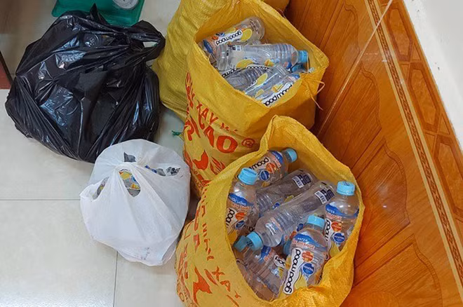 Những chai nước bị thu hồi.