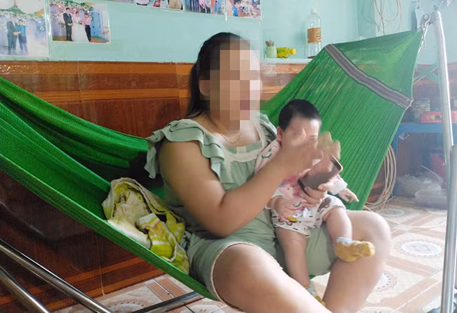 Người phụ nữ tên X ở Kim Bôi, Hòa Bình sau khi đã sinh con.