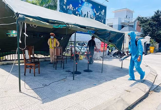 Các lều dã chiến của chốt kiểm soát thường xuyên được khử khuẩn để đảm bảo công tác phòng, chống dịch.