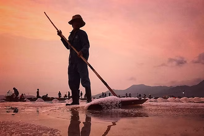 Thời điểm này thời tiết thuận lợi, diêm dân có thể làm muối tốt hơn.