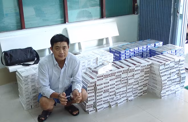 Trần Dũng Tiến và tang vật.