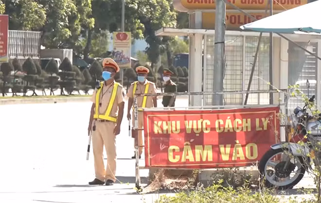 Những ngày này, lực lượng Công an TP Đà Nẵng làm việc với tần suất cao, thực hiện nhiệm vụ kép, vừa chống dịch, vừa đảm bảo an ninh trật tự trên địa bàn thành phố.