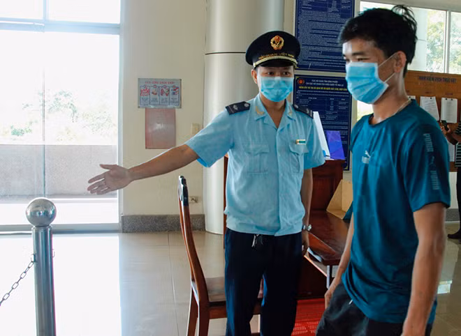 Lực lượng chức năng Cửa khẩu quốc tế Hoa Lư, huyện Lộc Ninh, tỉnh Bình Phước, giáp biên giới Campuchia kiểm tra người nhập cảnh từ Campuchia vào Việt Nam.