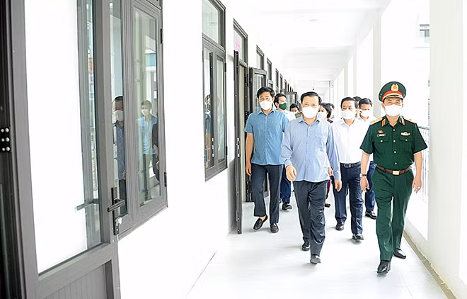 Bí thư Thành ủy Hà Nội Đinh Tiến Dũng kiểm tra các trang thiết bị phục vụ cho khu cách ly tập trung tại Trường Tiểu học thị trấn Trạm Trôi (huyện Hoài Đức). Ảnh: Viết Thành