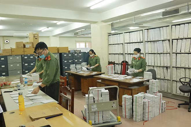Công việc thầm lặng của CBCS Cục Hồ sơ nghiệp vụ.