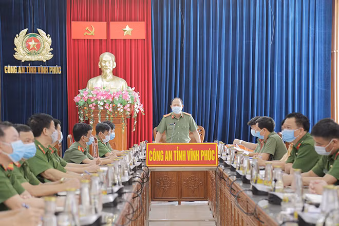 Đại tá Đinh Ngọc Khoa, Giám đốc Công an tỉnh phát biểu chỉ đạo triển khai các biện pháp phòng chống dịch COVID-19.