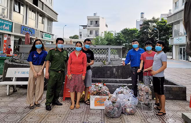 Thượng úy Nguyễn Thanh Hòa kêu gọi quyên góp nhu yếu phẩm, trao tặng người nghèo.