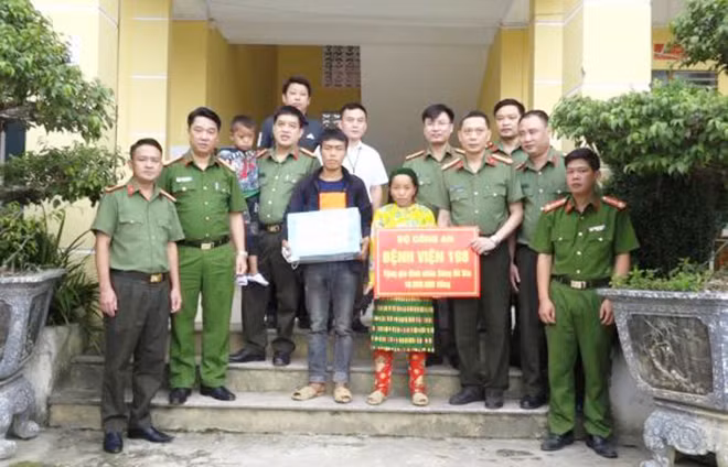 Đại tá Hoàng Thanh Tuyền, Giám đốc Bệnh viện 19-8 cùng đoàn công tác, lãnh đạo Công an huyện Đồng Văn và chính quyền xã Sảng Tủng trao quà hỗ trợ gia đình cháu Sùng Mi Dia, ngày 17-6.