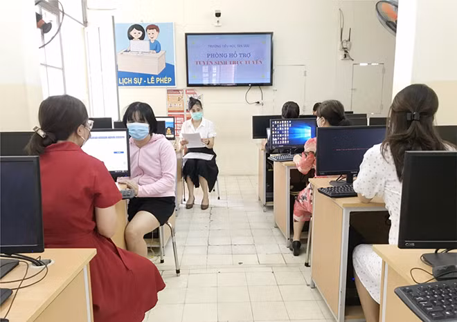 Hà Nội khuyến khích phụ huynh đăng ký xét tuyển trực tuyến nhằm đảm bảo an toàn trong điều kiện dịch bệnh.