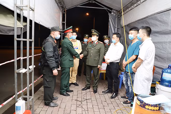 Đại tá Đặng Hồng Đức, Giám đốc Công an tỉnh Yên Bái kiểm tra và động viên lực lượng làm nhiệm vụ tại các chốt kiểm dịch.
