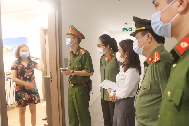 Công an quận Nam Từ Liêm kiểm tra, rà soát tạm trú đối với người nước ngoài trên địa bàn.