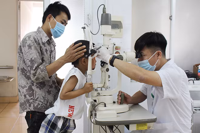 TS, Bác sĩ Lý Minh Đức, Phó trưởng Khoa Mắt thăm khám cho bé Dia.