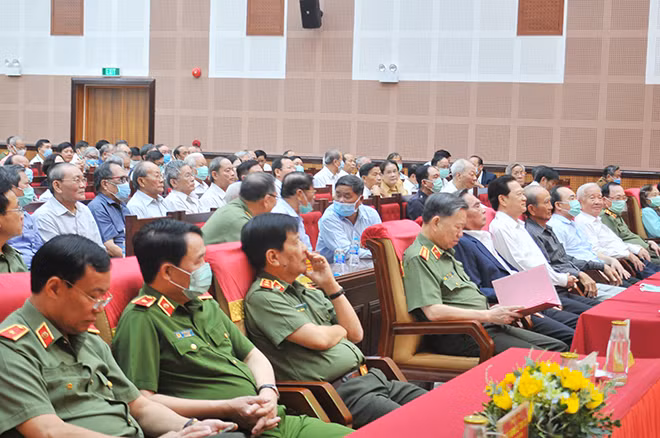 Các đồng chí lãnh đạo Bộ Công an cùng đại biểu dự buổi gặp mặt.