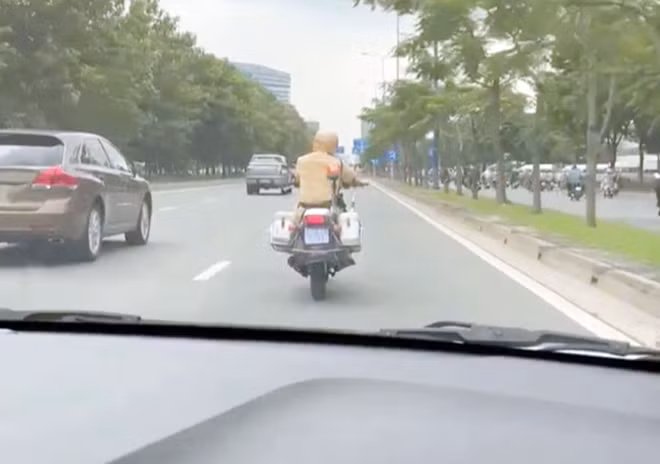 Đại úy Nguyễn Hữu Thắng bật còi hụ mở đường đưa sản phụ thoát khỏi đường ùn ứ phương tiện đến bệnh viện an toàn. Đại úy Nguyễn Hữu Thắng bật còi hụ mở đường đưa sản phụ thoát khỏi đường ùn ứ phương tiện đến bệnh viện an toàn.