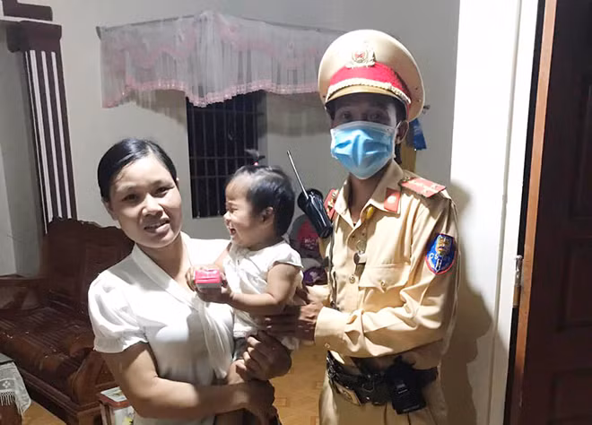 Cháu bé được bàn giao lại cho gia đình.