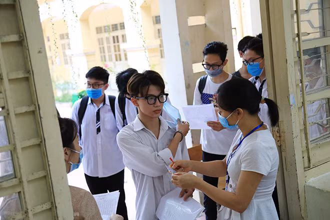 Thí sinh Hà Nội làm thủ tục dự thi tốt nghiệp THPT 2021 trong chiều 6/7. Ảnh Bình Nguyễn