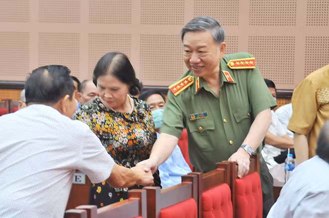 Bộ trưởng Tô Lâm thăm hỏi các đồng chí đến dự buổi gặp mặt.
