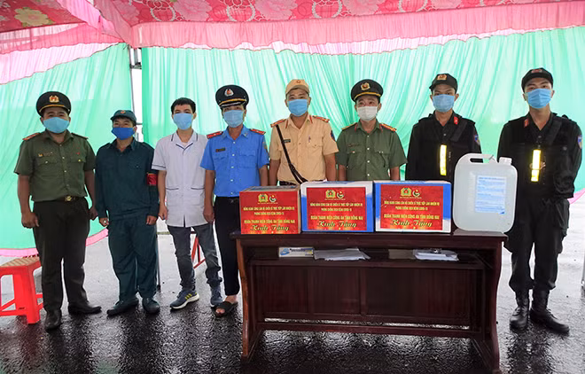 Thăm, tặng quà lực lượng đang làm nhiệm vụ tại điểm giao Quốc lộ 1A và đường cao tốc Dầu Giây - Long Thành - TP Hồ Chí Minh (huyện Thống Nhất)
