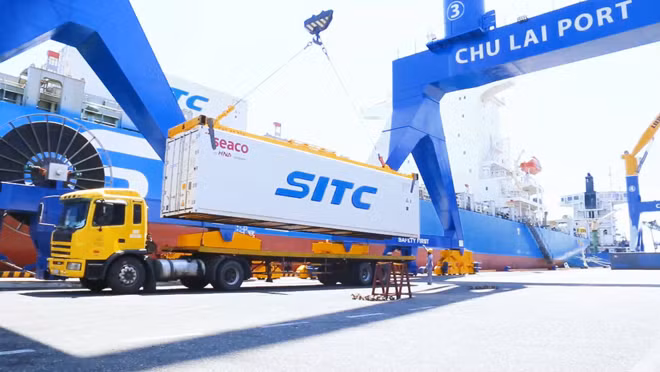 Chuối được vận chuyển từ Lào về Cảng Chu Lai để xuất khẩu sang Trung Quốc. Chuối được vận chuyển từ Lào về Cảng Chu Lai để xuất khẩu sang Trung Quốc.