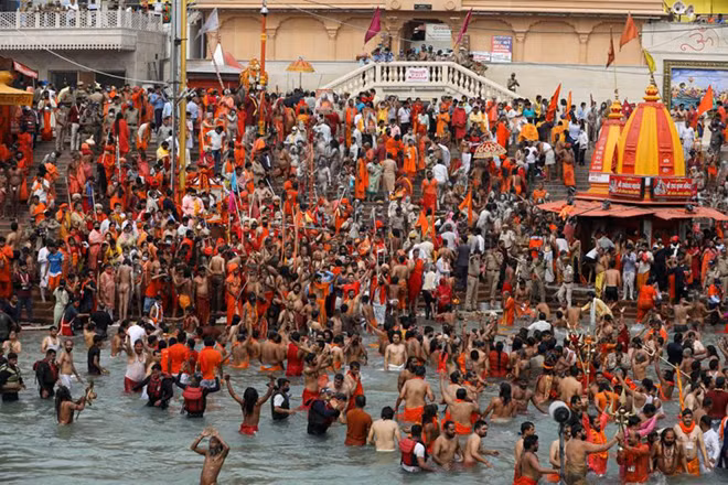 Hàng triệu người Ấn Độ theo đạo Hindu tham gia lễ hội trên sông Hằng trong những ngày qua khiến dịch bệnh bùng nổ.