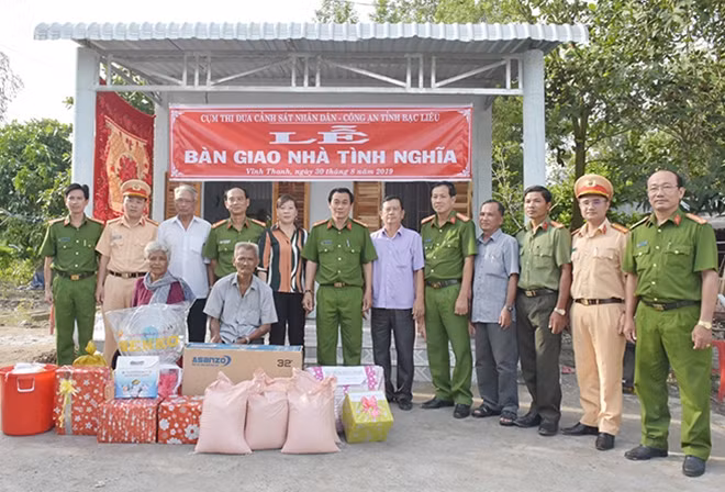 Công an tỉnh Bạc Liêu bàn giao Nhà tình nghĩa tặng gia đình chính sách ở huyện Phước Long.