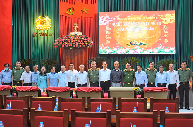 Bộ trưởng Tô Lâm và các đồng chí đại biểu dự buổi gặp mặt.