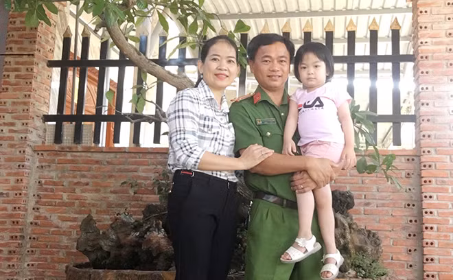 Anh Nguyễn Quang Ánh hạnh phúc bên người vợ hiền và con gái. Anh Nguyễn Quang Ánh hạnh phúc bên người vợ hiền và con gái.