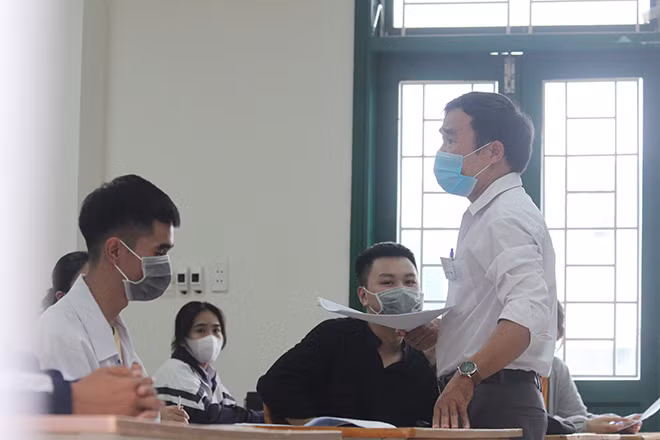 Giám thị coi thi phổ biến quy chế thi cho thí sinh tại Quảng Trị.