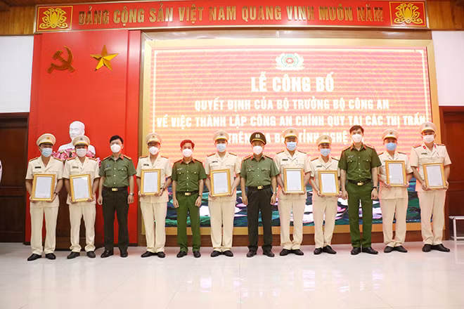 Lãnh đạo Công an tỉnh trao quyết định và chức mừng các đồng chí nhận quyết định.