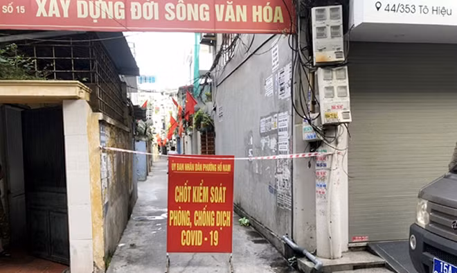 Lực lượng chức năng phong tỏa nơi ở của bệnh nhân mới phát hiện để triển khai các biện pháp phòng chống dịch.