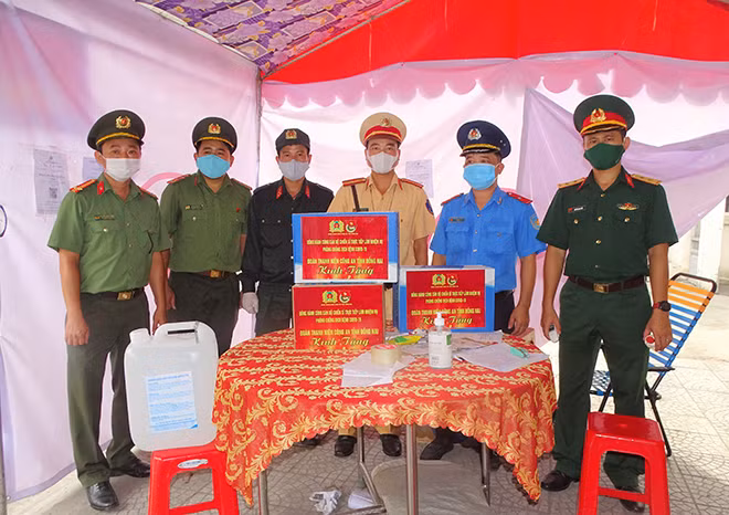 Thăm, tặng quà lực lượng đang làm nhiệm vụ tại tuyến Quốc lộ 1A (đoạn cầu Đồng Nai, giáp ranh với TP Hồ Chí Minh).