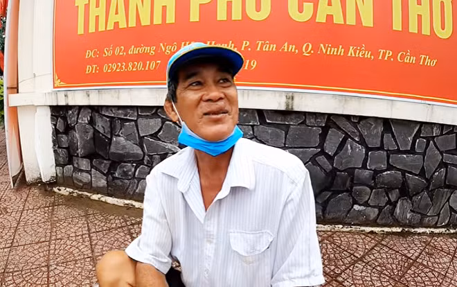 Niềm vui của ông Út là mỗi ngày được chăm sóc đàn bồ câu.