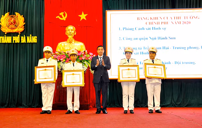 Thiếu tá Trần Ngọc Thành (ngoài cùng bên trái) và các tập thể, cá nhân xuất sắc được tặng bằng khen của Thủ tướng Chính phủ ngày 29/3.