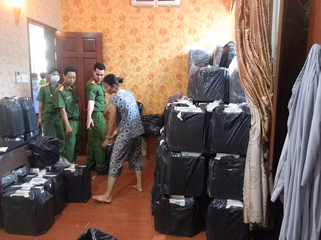 Cơ quan Công an phát hiện hàng lậu cất giấu trong một nhà dân ở thị xã Kiến Tường.
