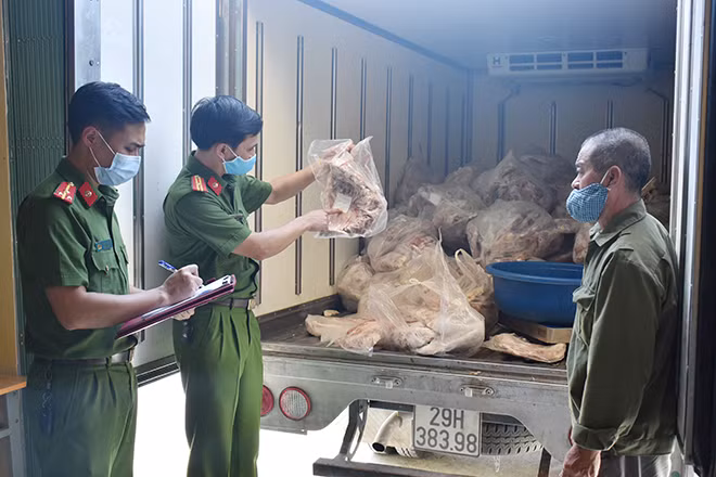 Lực lượng Công an kiểm tra tang vật.