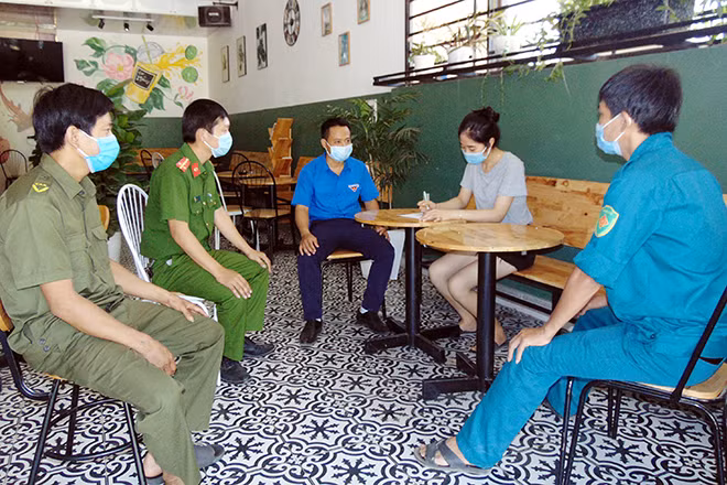 Công an xã Đại Đồng, huyện Đại Lộc Cùng tổ liên ngành xã “đi từng ngõ, gõ từng nhà” để tuyên truyền người dân thực hiện các biện pháp phòng, chống dịch COVID-19.