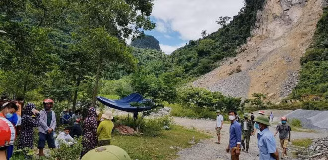 Hiện trường vụ tai nạn làm công nhân mỏ đá tử vong.