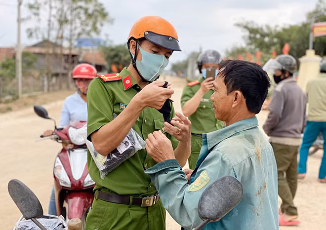 Công an Gia Lai phát khẩu trang miễn phí cho người dân kết hợp tuyên truyền phòng, chống Covid-19.