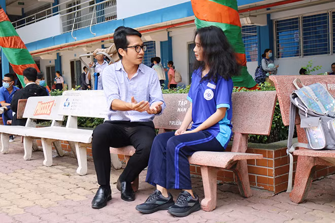 Thầy Hoàng Sỹ Đăng, giáo viên dạy kỹ năng sống tại Trường Nguyễn Du (TP Hồ Chí Minh) tư vấn cho một học sinh.