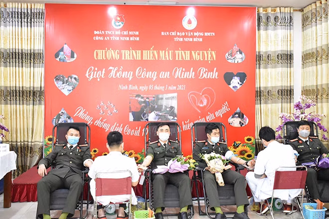 Cán bộ, chiến sỹ Công an tỉnh tham gia hiến máu tình nguyện.