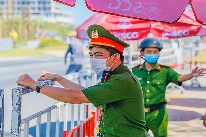 Dù vất vả nhưng các chiến sĩ công an, quân đội,... vẫn luôn động viên nhau, cố gắng thực hiện tốt nhiệm vụ được giao, góp phần vào công tác phòng, chống dịch của thành phố.