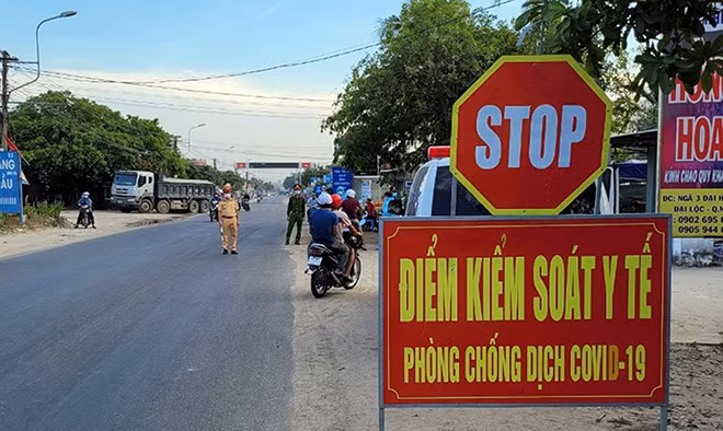 Lực lượng Công an làm nhiệm vụ tại chốt kiểm soát dịch khu vực ngã ba Đại Hiệp, huyện Đại Lộc.