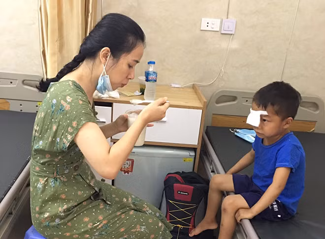 Bác sĩ Bệnh viện 19-8 chăm sóc bé Dia sau khi phẫu thuật mắt.
