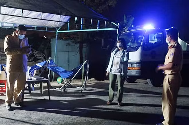 Trung tá Ksor H’Bơ Khắp (Trưởng Công an thị xã Ayun Pa, Đại biểu Quốc hội tỉnh Gia Lai) trực tiếp chuyển nhu yếu phẩm, trang thiết bị y tế cho các chiến sĩ nơi tuyến đầu chống dịch.