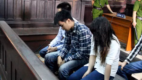 Ba bị cáo tại tòa.