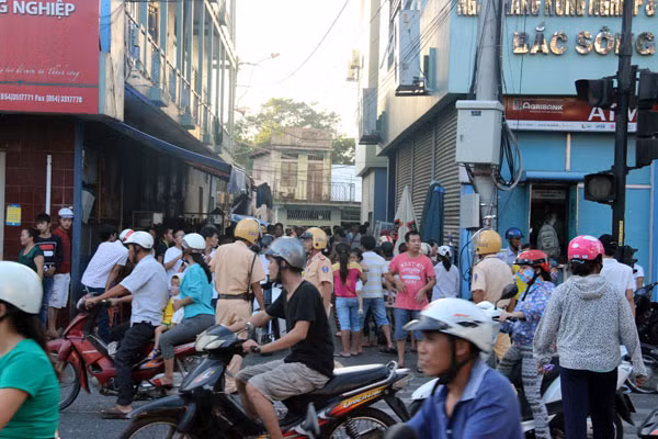 Rất đông người dân hiếu kỳ tụ tập tại khu vực hiện trường. Rất đông người dân hiếu kỳ tụ tập tại khu vực hiện trường.