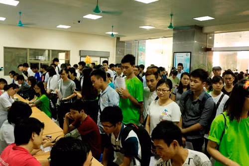 Đông đảo người đăng ký hiến máu.