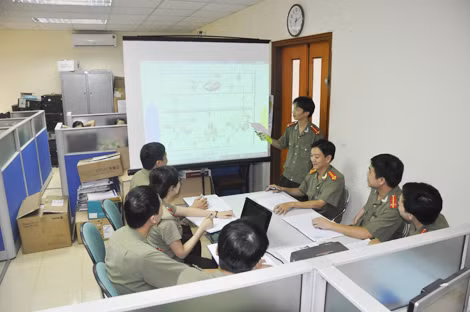 Thượng úy Nguyễn Văn Hưởng tại buổi thuyết trình sáng kiến kỹ thuật nghiệp vụ. Thượng úy Nguyễn Văn Hưởng tại buổi thuyết trình sáng kiến kỹ thuật nghiệp vụ.