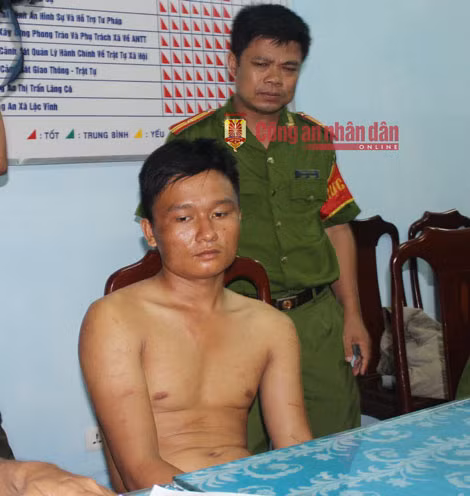 Nghĩa trong bộ dạng mệt mỏi sau hơn 30 giờ lẩn trốn trong rừng và khu vực ven đầm phá Cầu Hai.