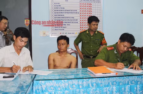 Cơ quan CSĐT Công an huyện Phú Lộc lấy lời khai Nguyễn Văn Nghĩa sau khi bắt giữ thành công đối tượng này vào tối 7/8.